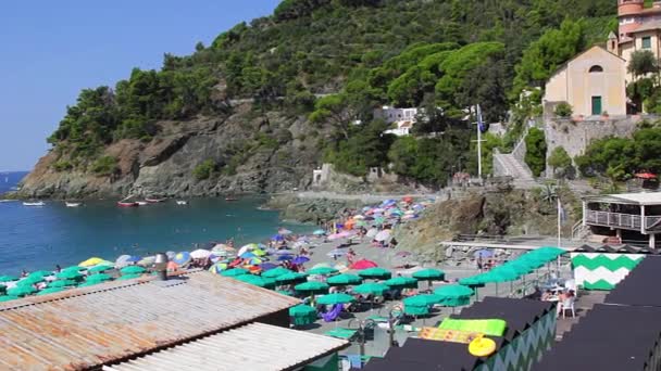 Bagnanti sulla spiaggia di bonassola, nel Parco Nazionale delle Cinque Terre — Video Stock