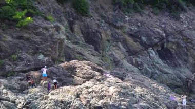 Levanto, İtalya - Ağustos 2020: Aşıkların yolu yakınlarındaki uçurumda yıkanır