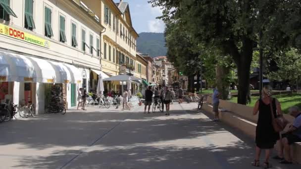 Levanto, Itálie - srpen 2020: turisté procházka po centrální ulici v blízkosti pláží — Stock video