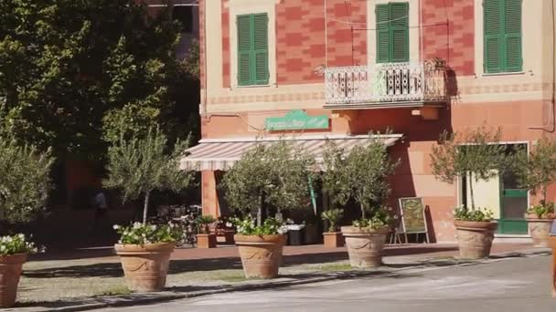 Levanto, Itálie - srpen 2020: zoomout záběry ze vstupu ligurského ohniska do hor pěti zemí — Stock video
