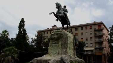 İtalya 'nın birleşmesinin devrimci kahramanı Garibaldi' nin binicilik heykeli.