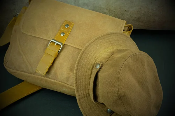 Ταξιδιωτική τσάντα και καπέλο τυχοδιώκτη στηρίζεται στο τραπέζι — Φωτογραφία Αρχείου