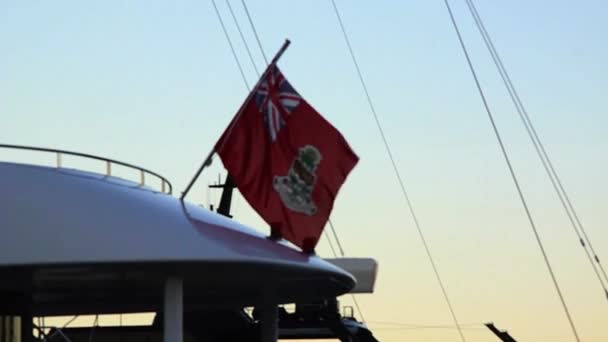 Islas Caimán bandera naval ondea desde la popa de un yate amarrado en el puerto — Vídeo de stock