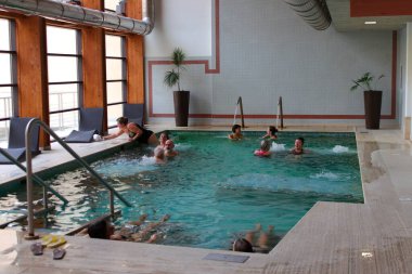 Acqui Terme, İtalya - Ocak 2020: SPA 'nın sıcak sülfürlü suyu içindeki hastalar