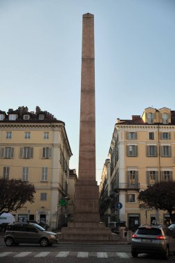Torino, İtalya - Şubat 2021: Şehir merkezine yakın Savoia Meydanı 'ndaki dikilitaş