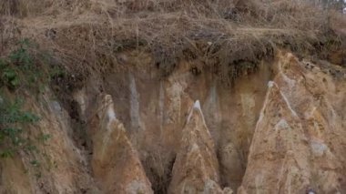 Kırmızı kilden bir yamaçta derin bir vadide toplandık.