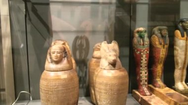 Mısır Müzesi, Torino, İtalya - Şubat 2021: Geleneksel heykeller ve kanopik vazoların sergisi