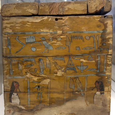 Popüler bir mezarın ahşap lahiti üzerinde hiyeroglifler.