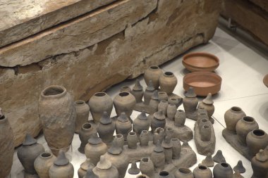 Mısır Müzesi, Torino, İtalya - Şubat 2021: Geleneksel heykeller ve kanopik vazoların sergisi