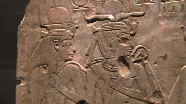 Egyiptomi Múzeum, Torino, Olaszország - 2021. február: egy egyiptomi sztélé, amely Kleopátrát Oziriszként ábrázolja — Stock videók