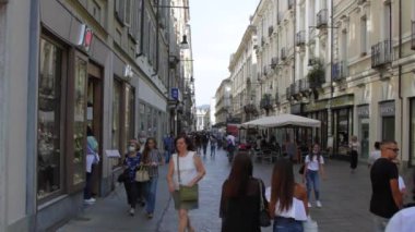 Torino, İtalya - Eylül 2020: vatandaşlar merkez Via Garibaldi, merkez bölge alışveriş caddesi.