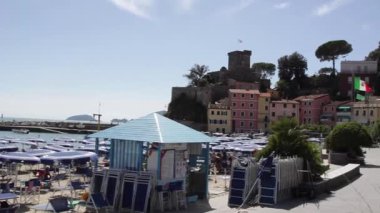 Lerici, İtalya - Eylül 2020: LaSpezia ve Lerici arasındaki San Terenzio plajının yatay görünümü