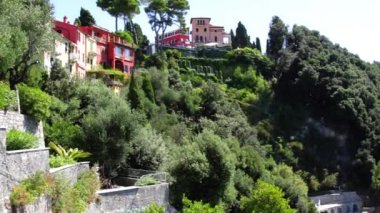 Lerici sahilinin yatay görünümü Cinque Terre Ulusal Parkı 'ndaki Şairler Körfezi İncisi