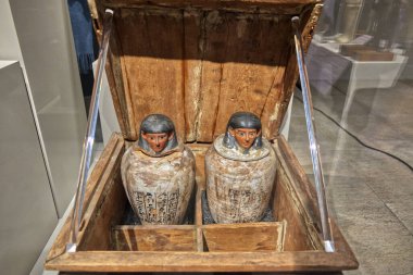 Mısır Müzesi, Torino, İtalya - Şubat 2021: süslü kanopik vazolar