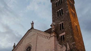 Sarzana, İtalya - Eylül 2020: Çan kulesi ve şehir merkezindeki Roma kilisesi dikey görünümü