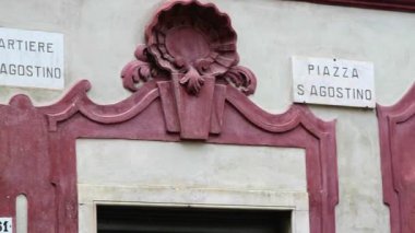 Piazza S.Agostino, LaSpezia 'da pencerelerin geleneksel Ligurian tarzında dekorasyonu