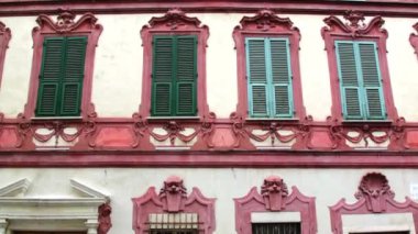 Piazza S.Agostino, LaSpezia 'da pencerelerin geleneksel Ligurian tarzında dekorasyonu