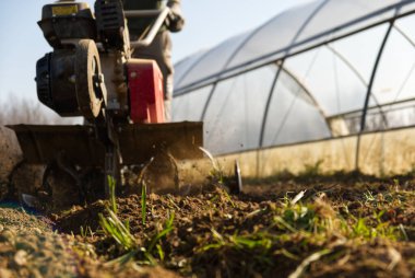 Toprağı süren bir kesicinin zeminden dar bir perspektif