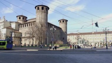 Torino, İtalya - Şubat 2021: Otobüs durakları Piazza Castello 'da ve vatandaşlar sokakta yürüyor.