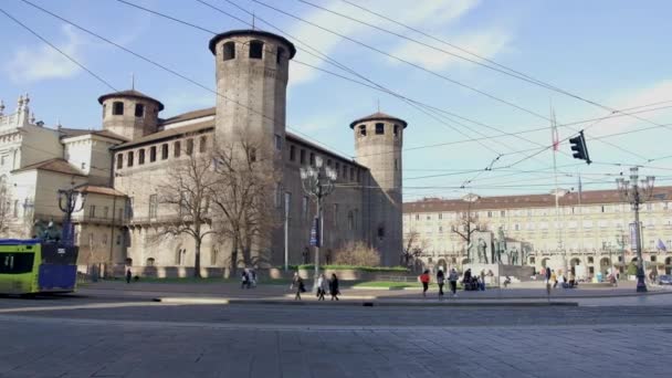 Turín, Itálie - únor 2021: Autobusové zastávky na náměstí Piazza Castello a občané pěšky po ulici. — Stock video