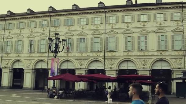 Турин, Италия - сентябрь 2020: orizzontal кастрюля граждан прогуляться по площади Карло Альберто — стоковое видео
