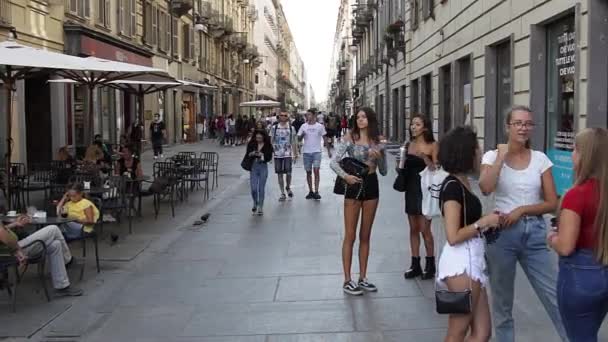 Turín, Italia - septiembre 2020: los ciudadanos pasean por la céntrica Via Garibaldi, la céntrica calle comercial del distrito. — Vídeos de Stock