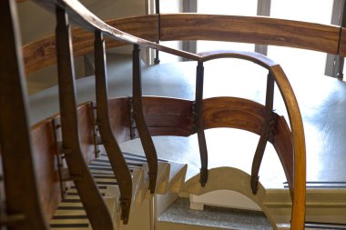 Organik ahşap malikane girişinin merdiveni.