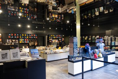 Mısır Torino Müzesi, İtalya - Eylül 2021: modaya uygun modern tarzda yeni bir hediyelik eşya dükkanının genel görünümü.