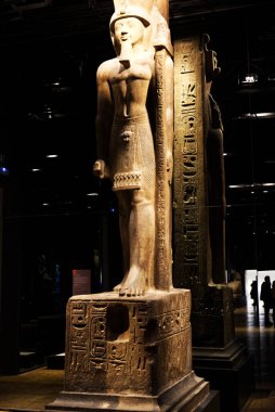 Mısır Torino Müzesi, İtalya - Şubat 2021: İmparatorluk öncesi dönemin ilkel insansı dolmenleri