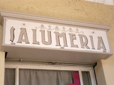 Bir binanın yan tarafında tarihi bir İtalyan Crocery tabelası.