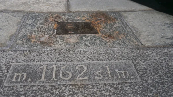 Plack ristade på stenen för att indikera 1162 meter över havet — Stockfoto