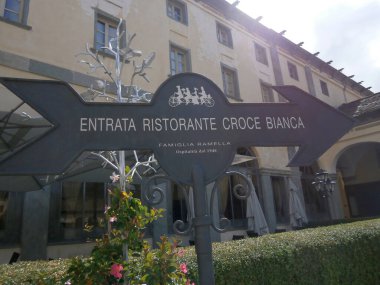 Oropa, İtalya - Haziran 2021: Tapınağın içindeki restoran giriş tabelası