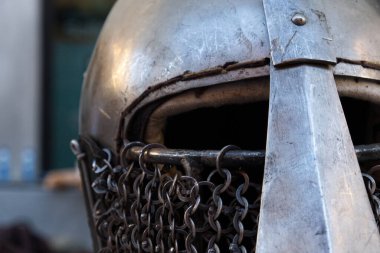 Bir kaskın yakın çekimi.