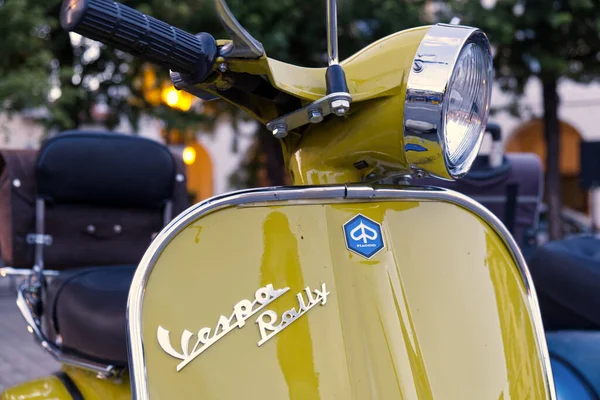 Castellamonte, İtalya - 2 Temmuz 2021: İtalyan tasarımı sembolü Vespa rallisinin önünü kapatın