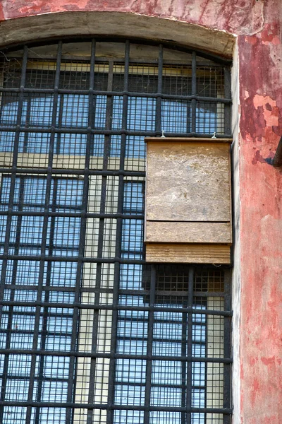 Гнездо летучих мышей, висящее на стене дворца — стоковое фото