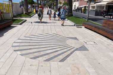 Turistler, Santiago 'dan gelen hacıların kullandığı güzergah boyunca Ceriale' de geziniyorlar.