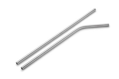 Paslanmaz çelik içecekler beyaz arka planda izole edilmiş saman