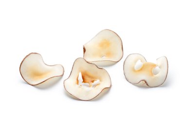 Siyah bir tabakta hindistan cevizi dilimlenmiş. Çorba yapmak için malzemeler. Üst görünüm.