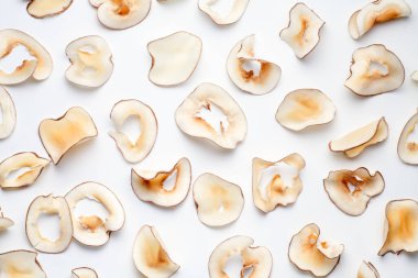 Siyah bir tabakta hindistan cevizi dilimlenmiş. Çorba yapmak için malzemeler. Üst görünüm.