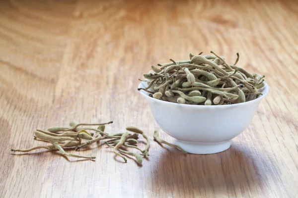 Chèvrefeuille Séchée Dans Une Tasse Céramique Sur Une Table Bois — Photo