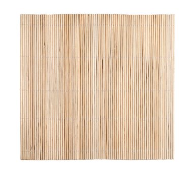 Bambu hasırı beyaz arka planda izole edilmiş. Üst görünüm.