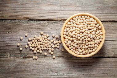 Eski ahşap bir kasede soya fasulyesi tohumları. Üst görünüm.