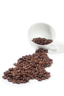 Kahve çekirdeği ve fincan.