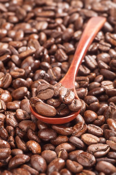 ช้อนไม้กับถั่วกาแฟ — ภาพถ่ายสต็อก
