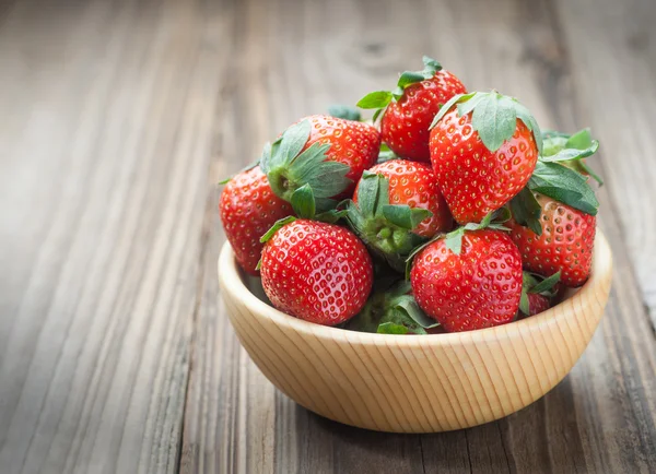 Erdbeeren in einer Schüssel aus Holz — Stockfoto