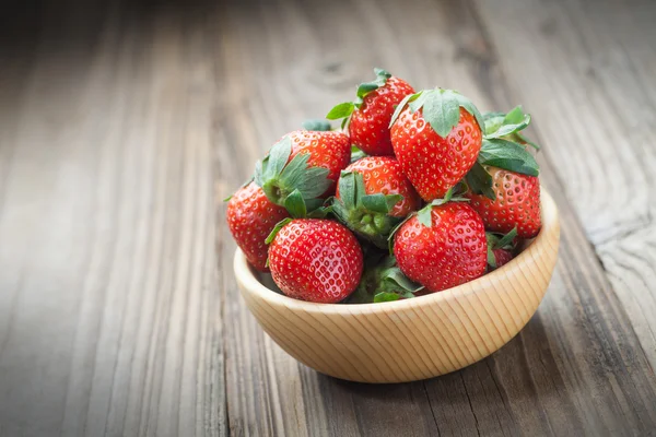 Erdbeeren in einer Schüssel aus Holz — Stockfoto