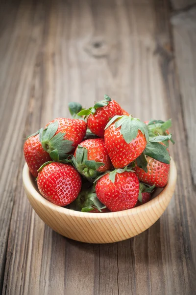 Erdbeeren in einer Schüssel aus Holz — Stockfoto