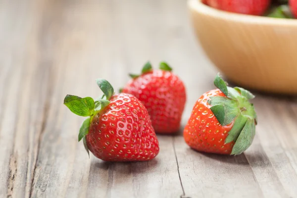 Drei frische Erdbeeren — Stockfoto