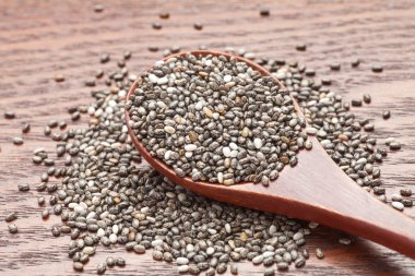 Tahta kaşık chia ile dolu