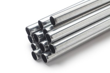 Beyaz üzerine metal borular